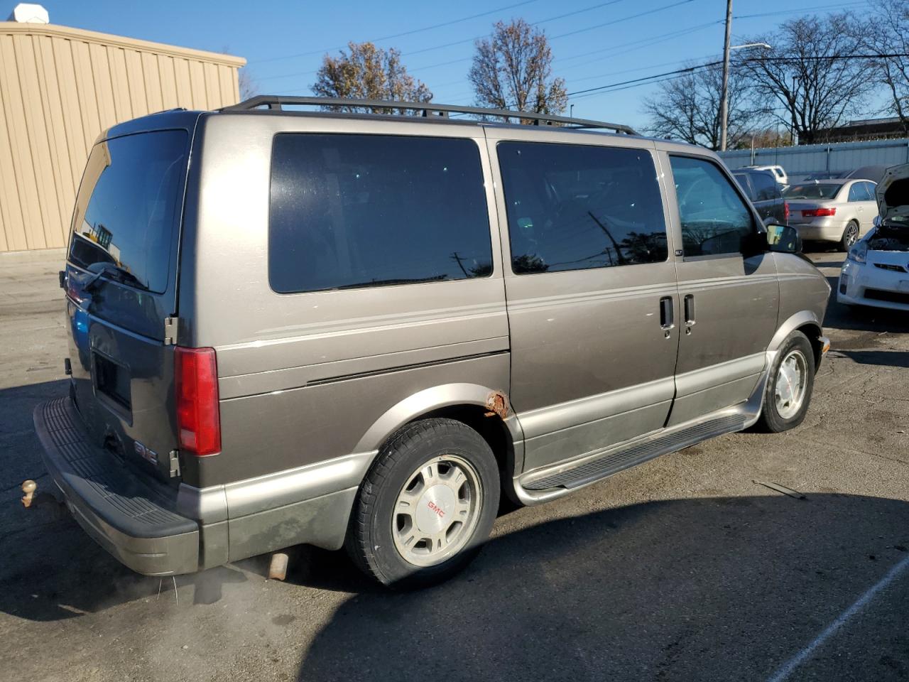 2003 GMC Safari VIN 1GKDM19X13B516327 Copart auction photo, front end damage thumbnail 3