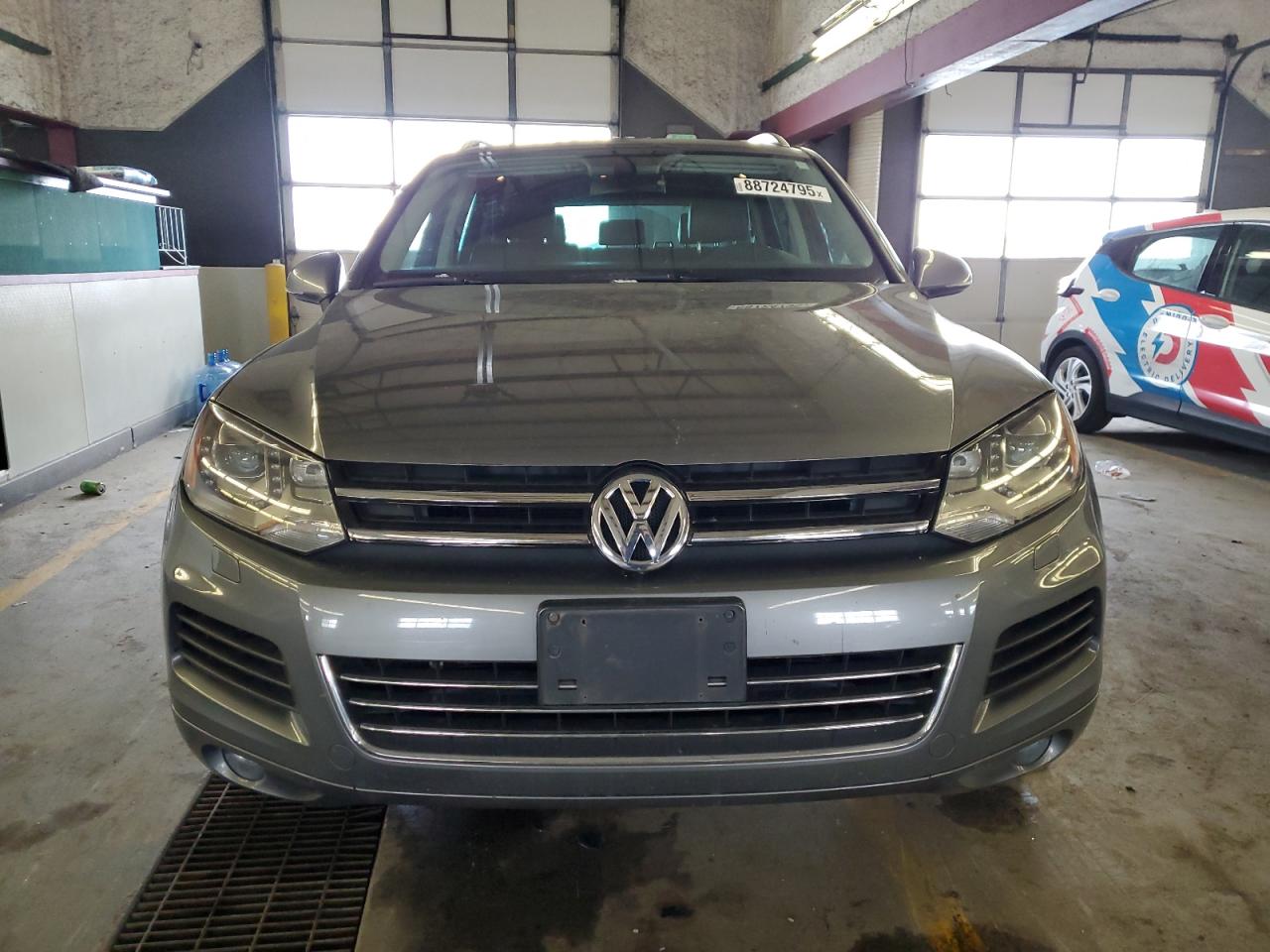 2014 Volkswagen Touareg VIN WVGEF9BP9ED006670 Copart auction photo, minor dent/scratches damage thumbnail 5
