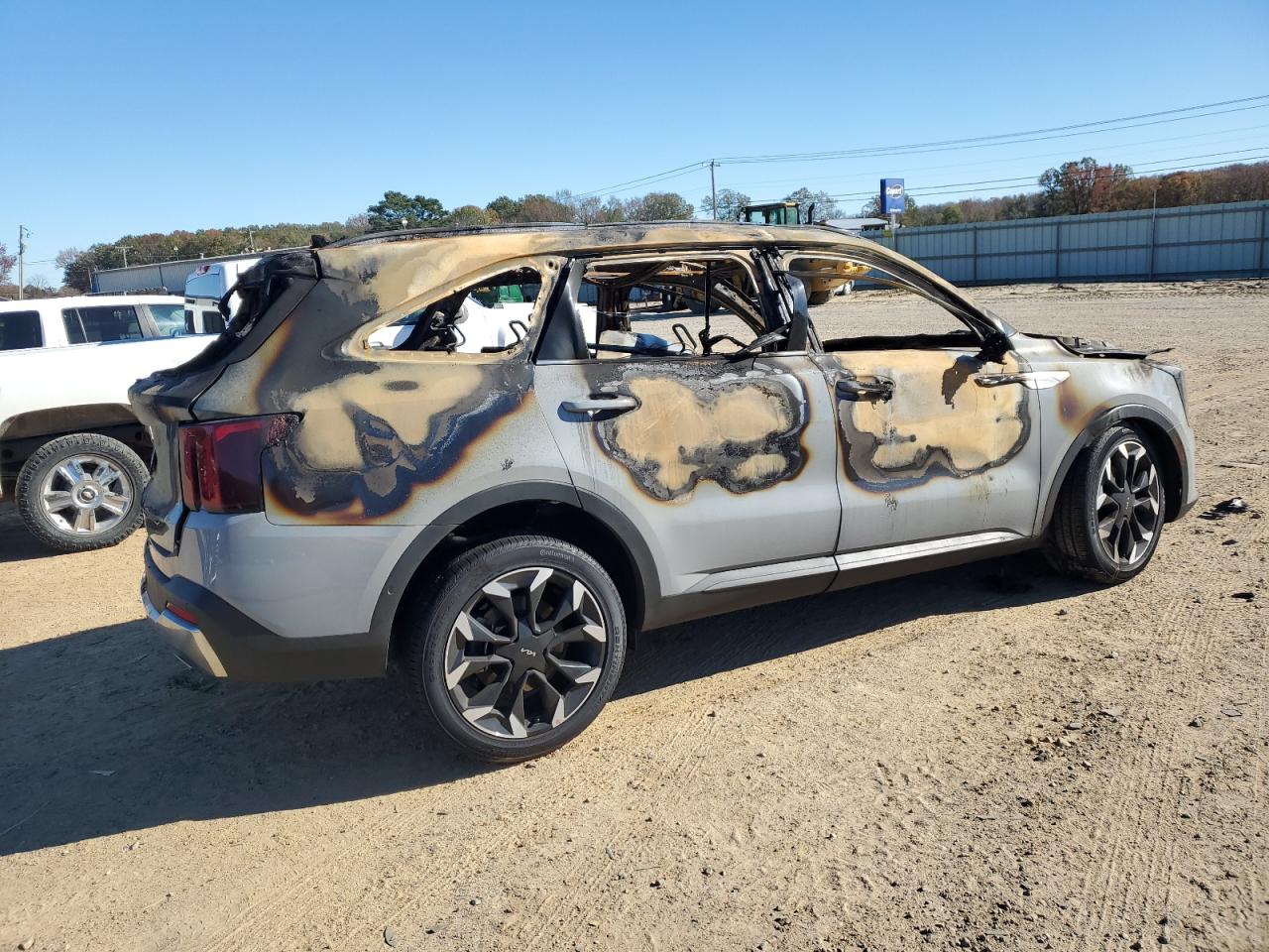 2024 KIA Sorento VIN 5XYRK4JF7RG268465 Copart auction photo, burn damage thumbnail 3