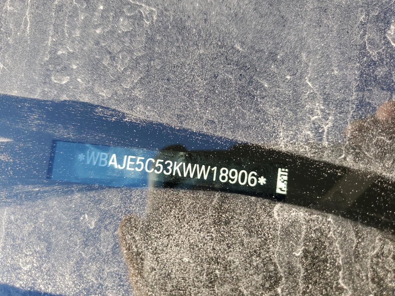 2019 BMW 5er VIN WBAJE5C53KWW18906 Copart auction photo, water/flood / undercarriage damage thumbnail 13