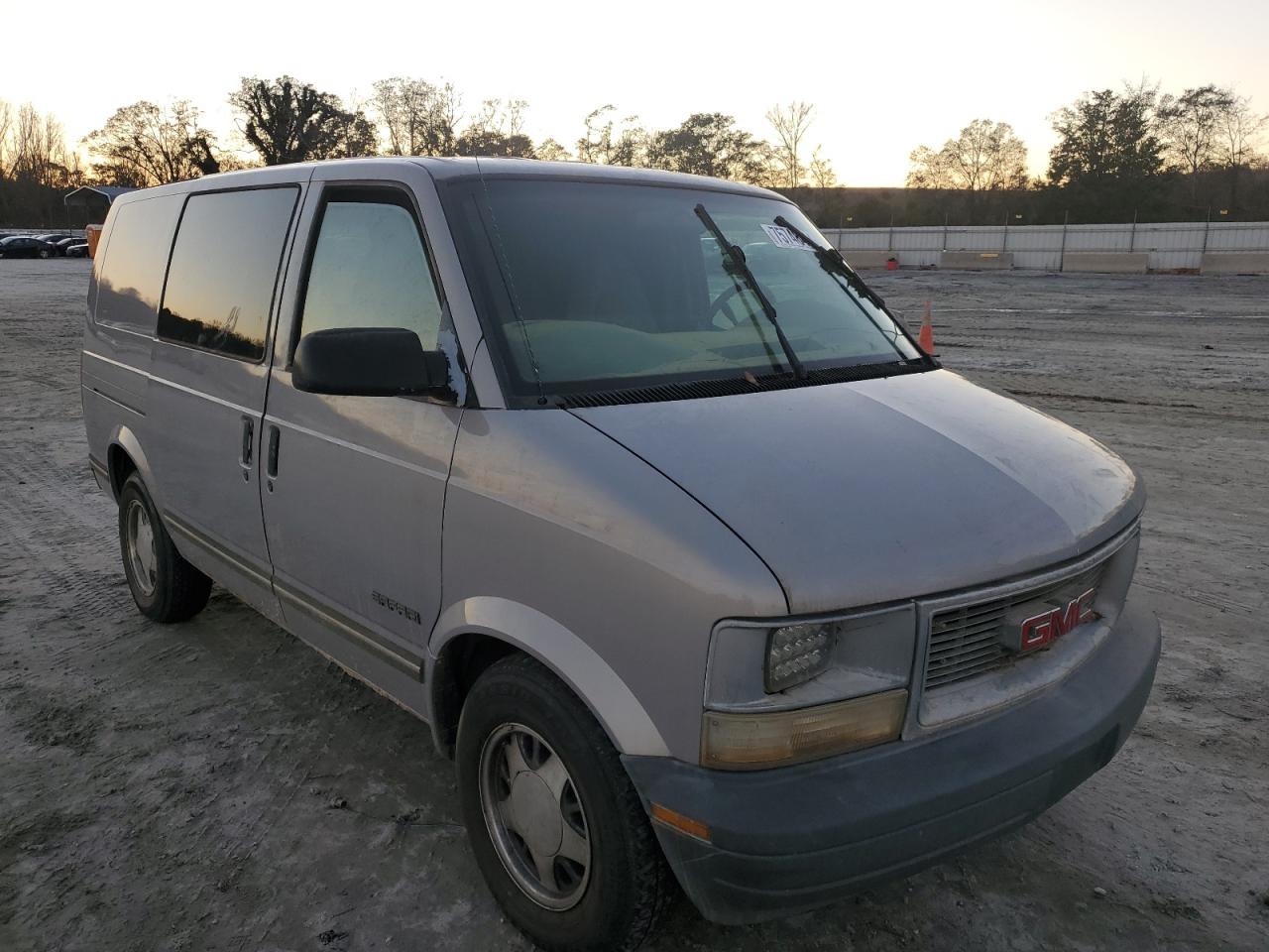 2000 GMC Safari VIN 1GTDM19W8YB529442 Copart auction photo, water/flood damage thumbnail 4