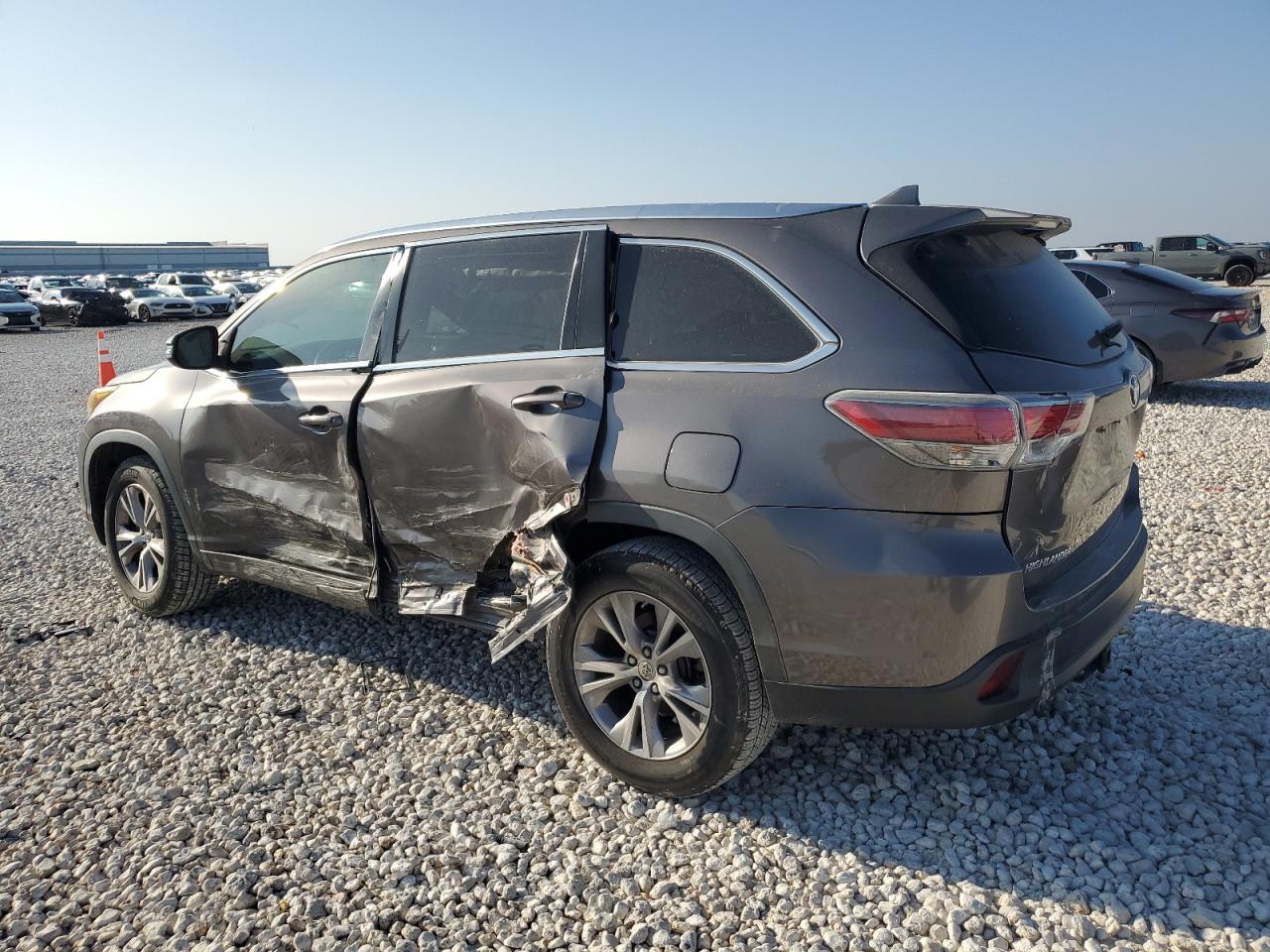 2015 Toyota Highlander VIN 5TDKKRFHXFS057154 Copart auction photo, side damage thumbnail 2