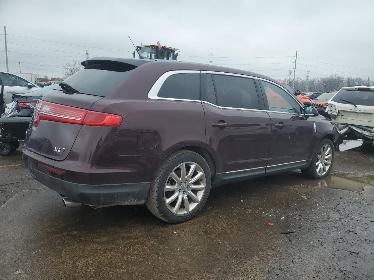 2011 Lincoln MKT VIN 2LMHJ5FR0BBJ51375 Copart auction photo, front end damage thumbnail 3