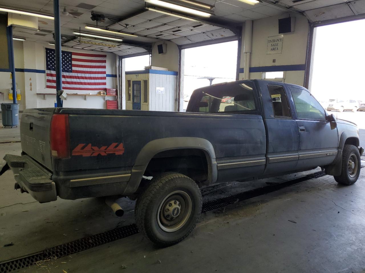1998 Chevrolet GMT-400 VIN 1GCGK29R0WE229277 Copart auction photo, all over / undercarriage damage thumbnail 3