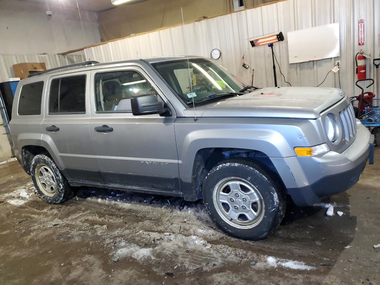 2015 Jeep Liberty (Patriot) VIN 1C4NJRBB2FD366016 Copart auction photo, side / minor dent/scratches damage thumbnail 4