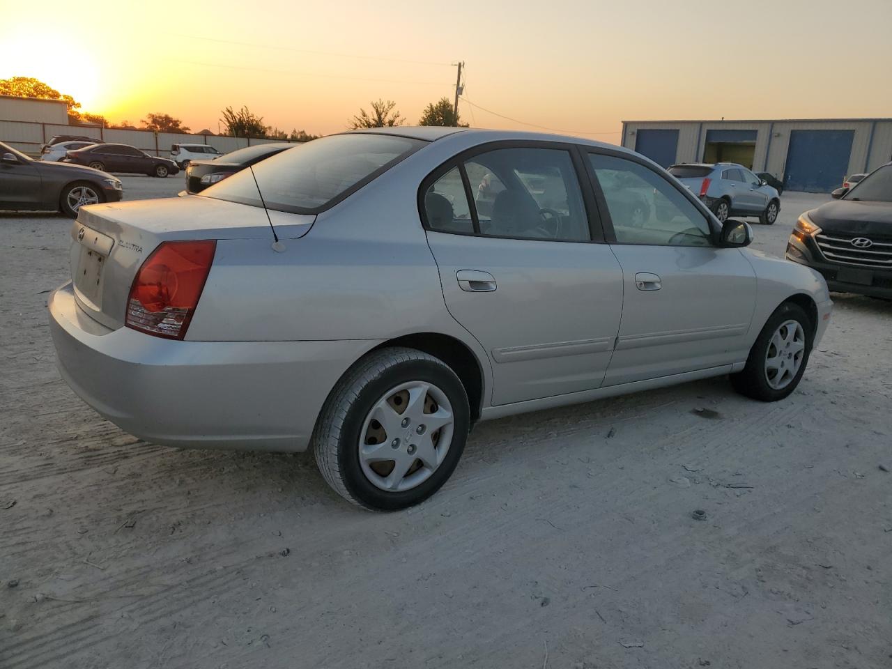 2004 Hyundai Elantra VIN KMHDN46D94U888553 Copart auction photo, normal wear / minor dent/scratches damage thumbnail 3