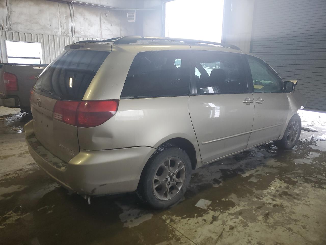 2005 Toyota Sienna VIN 5TDBA23C55S040473 Copart auction photo, front end / side damage thumbnail 3