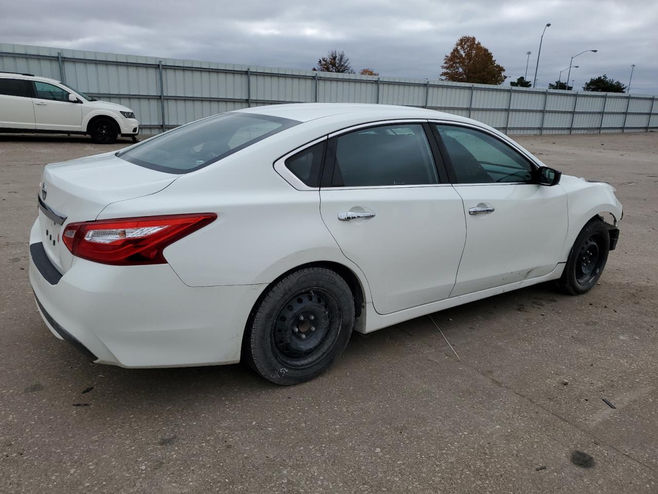 2016 Nissan Altima VIN 1N4AL3AP7GC179810 Copart auction photo, front end / minor dent/scratches damage thumbnail 3