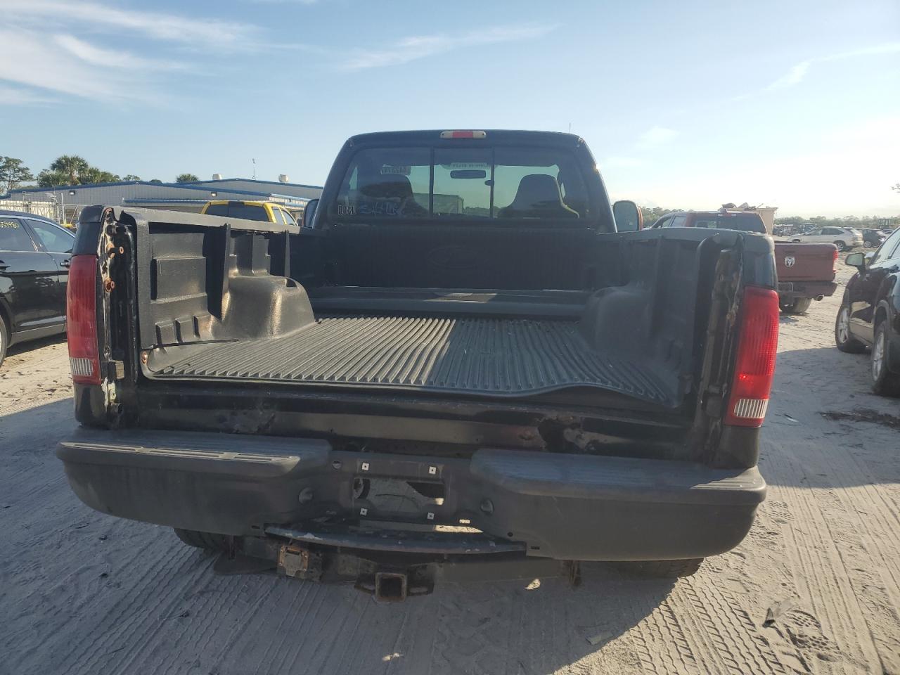 2005 Ford F250 VIN 1FTNF21505EC00560 Copart auction photo, undercarriage / minor dent/scratches damage thumbnail 6