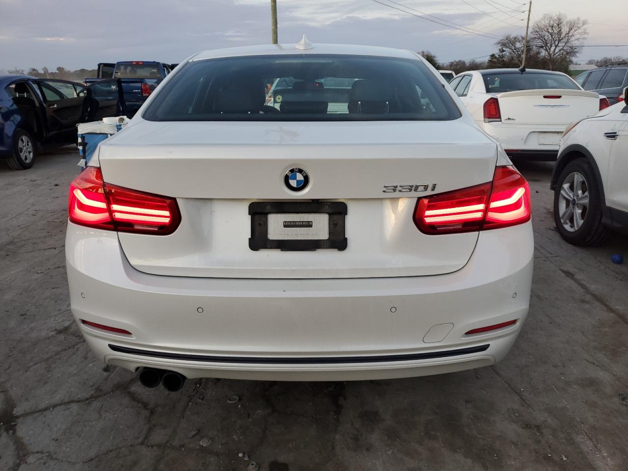 2017 BMW 3er VIN WBA8B9G51HNU50710 Copart auction photo, front end damage thumbnail 6