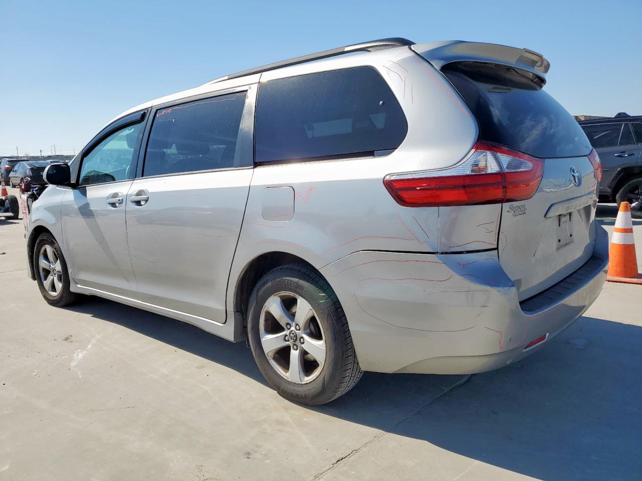 2018 Toyota Sienna VIN 5TDKZ3DC1JS907553 Copart auction photo, front end damage thumbnail 2