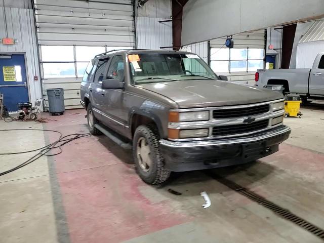 1998 Chevrolet Tahoe VIN 1GNEK13R0WJ302401 Copart auction photo, all over damage thumbnail 11