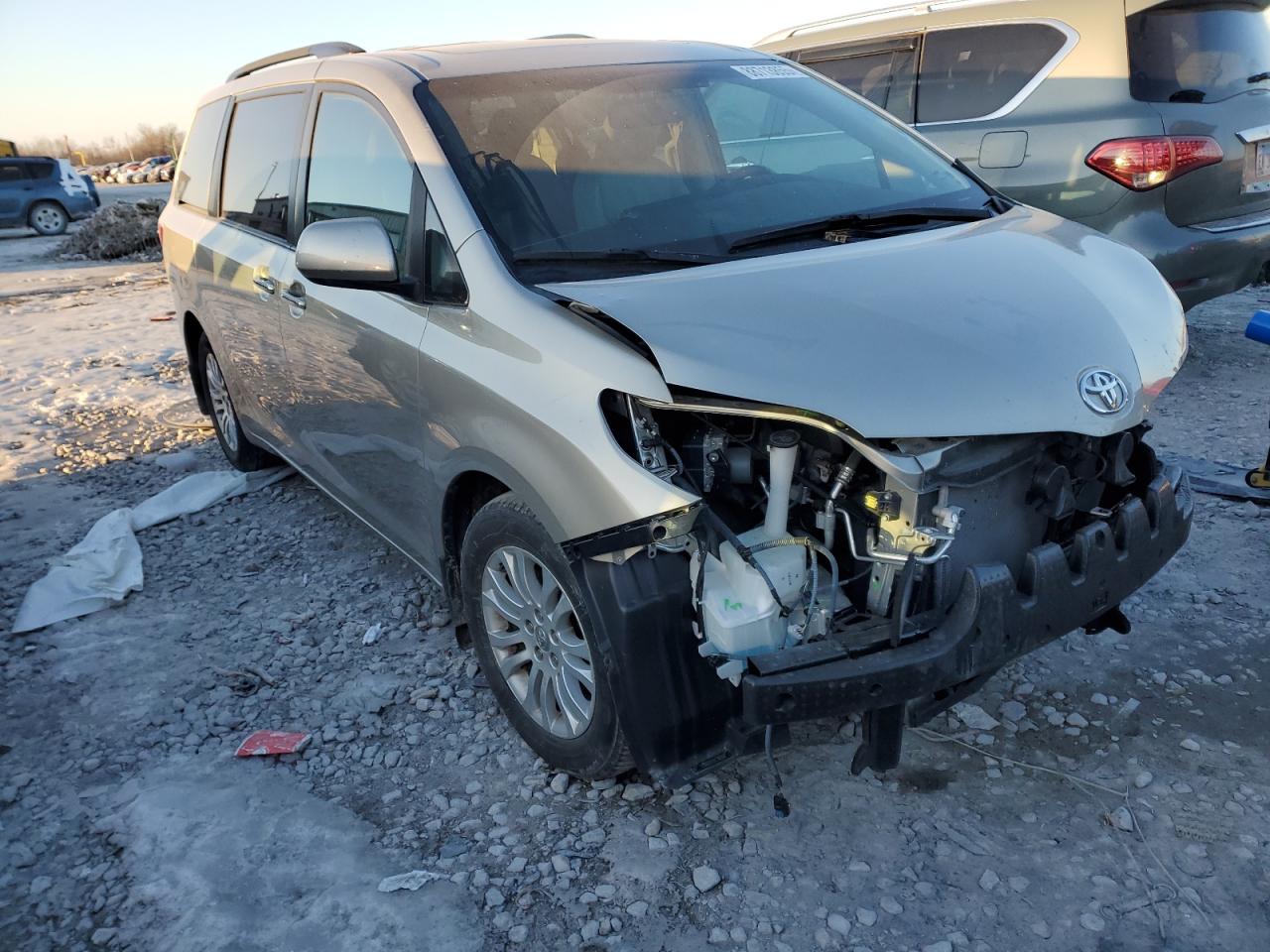 2017 Toyota Sienna VIN 5TDYZ3DC4HS816989 Copart auction photo, front end damage thumbnail 4