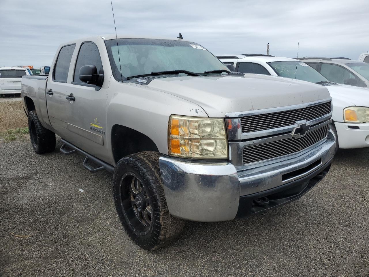 2008 Chevrolet Silverado VIN 1GCHK23668F173622 Copart auction photo, water/flood / minor dent/scratches damage thumbnail 4