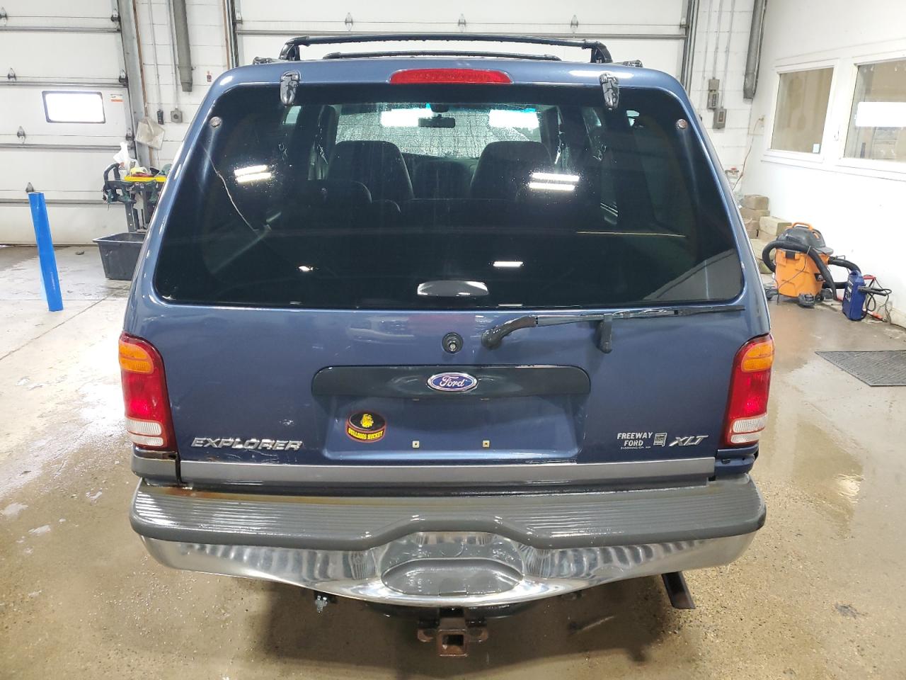 2000 Ford Explorer VIN 1FMZU73E7YZC09573 Copart auction photo, front end / minor dent/scratches damage thumbnail 6