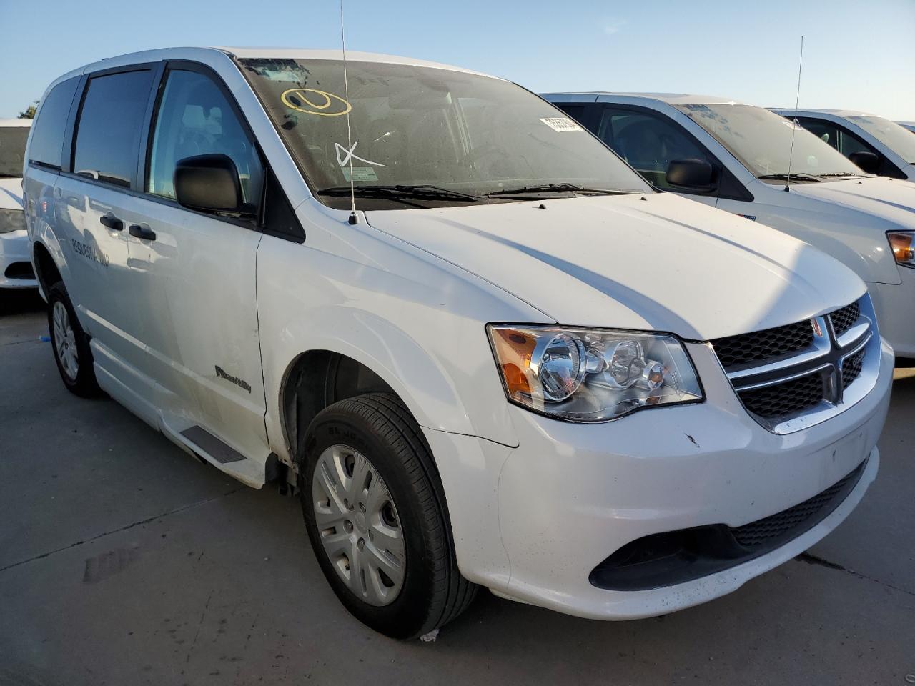 2019 Dodge Caravan VIN 2C7WDGBG1KR699734 Copart auction photo, minor dent/scratches damage thumbnail 4