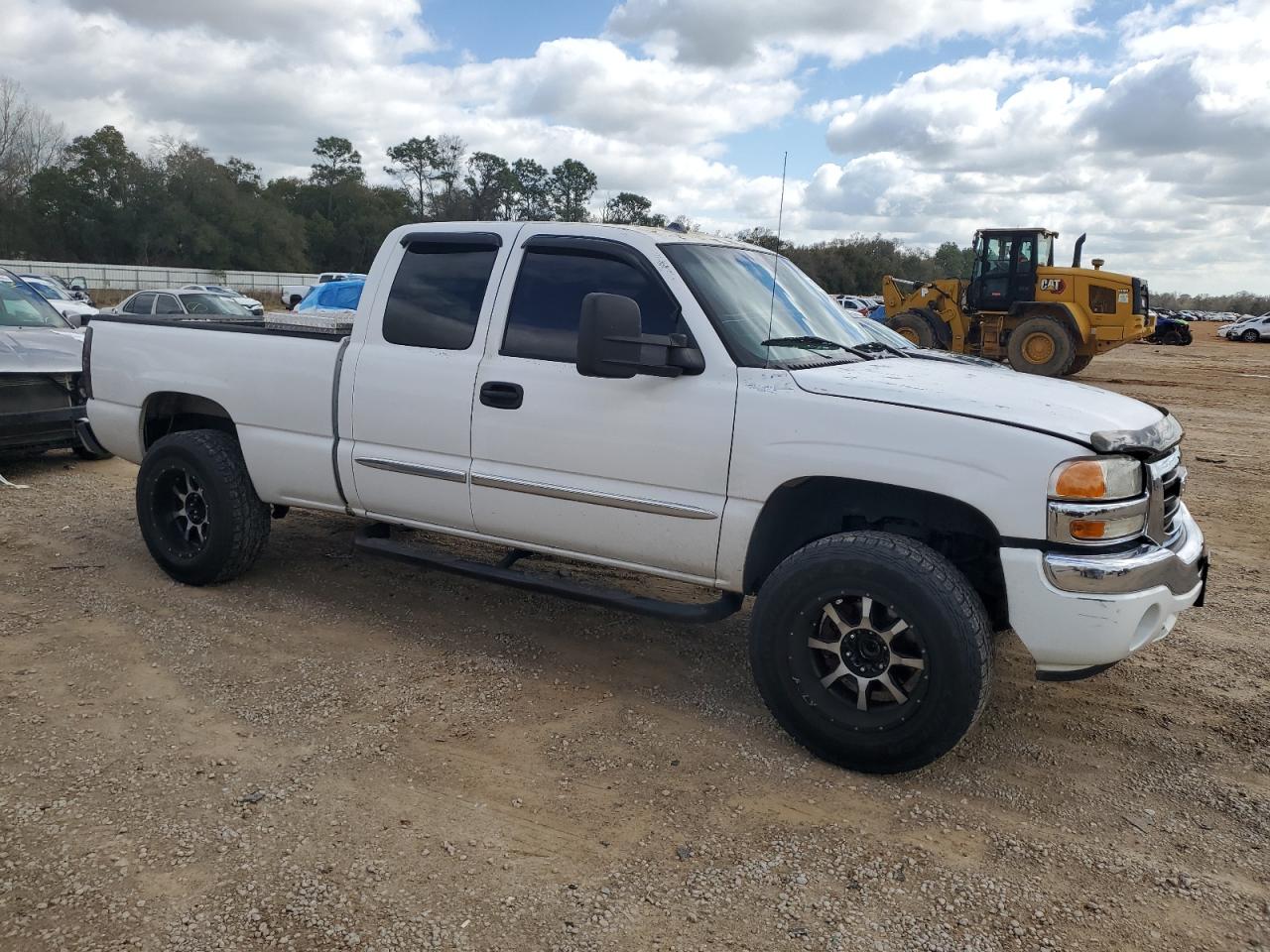 2005 GMC Sierra VIN 2GTEC19T451282512 Copart auction photo, front end / side damage thumbnail 4