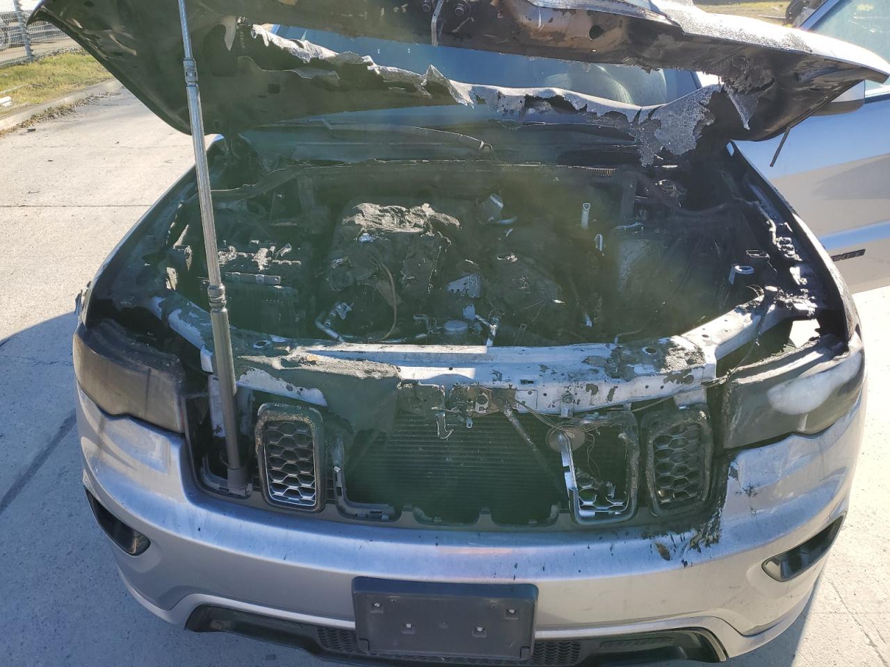 2018 Jeep Grand Cherokee VIN 1C4RJFAG4JC104204 Copart auction photo, burn - engine damage thumbnail 13