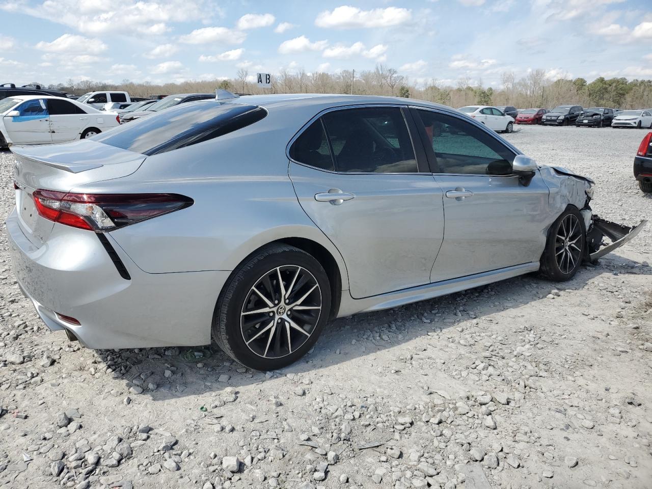 2021 Toyota Camry VIN 4T1G11AK4MU583037 Copart auction photo, front end / minor dent/scratches damage thumbnail 3