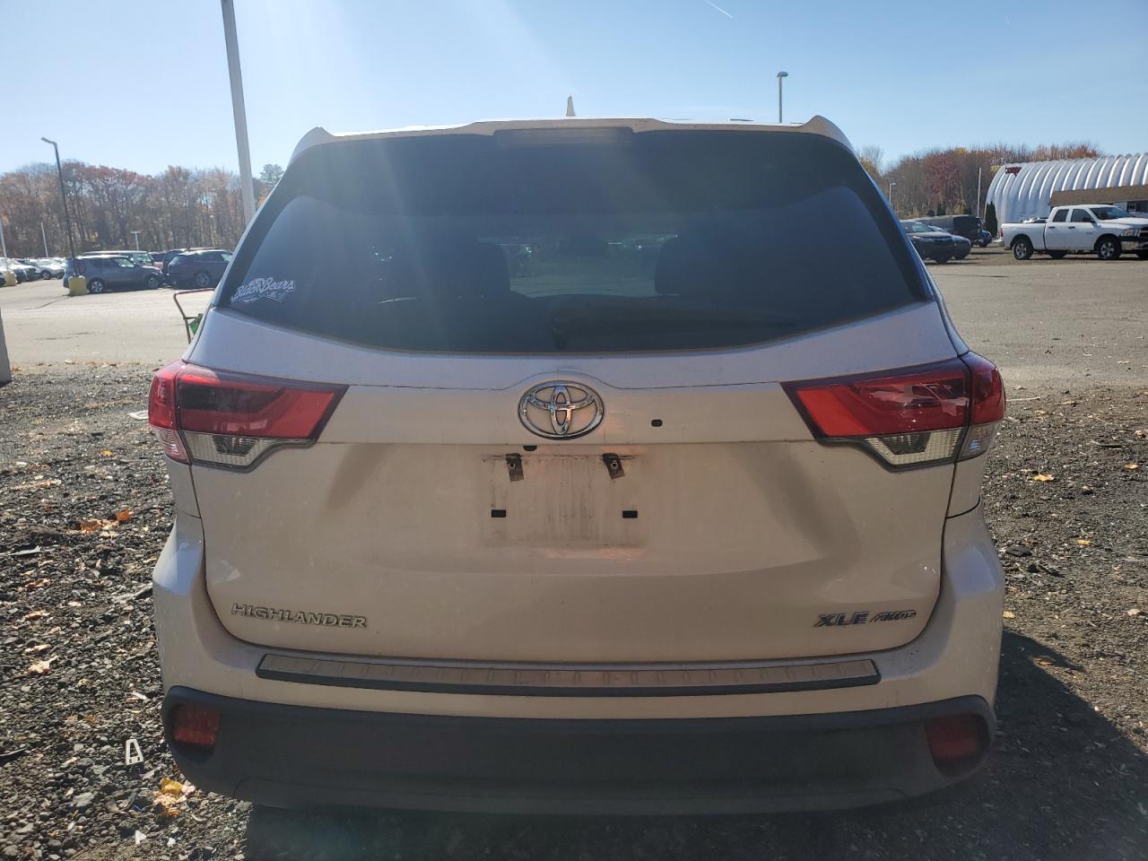 2018 Toyota Highlander VIN 5TDJZRFH9JS885311 Copart auction photo, front end / side damage thumbnail 6