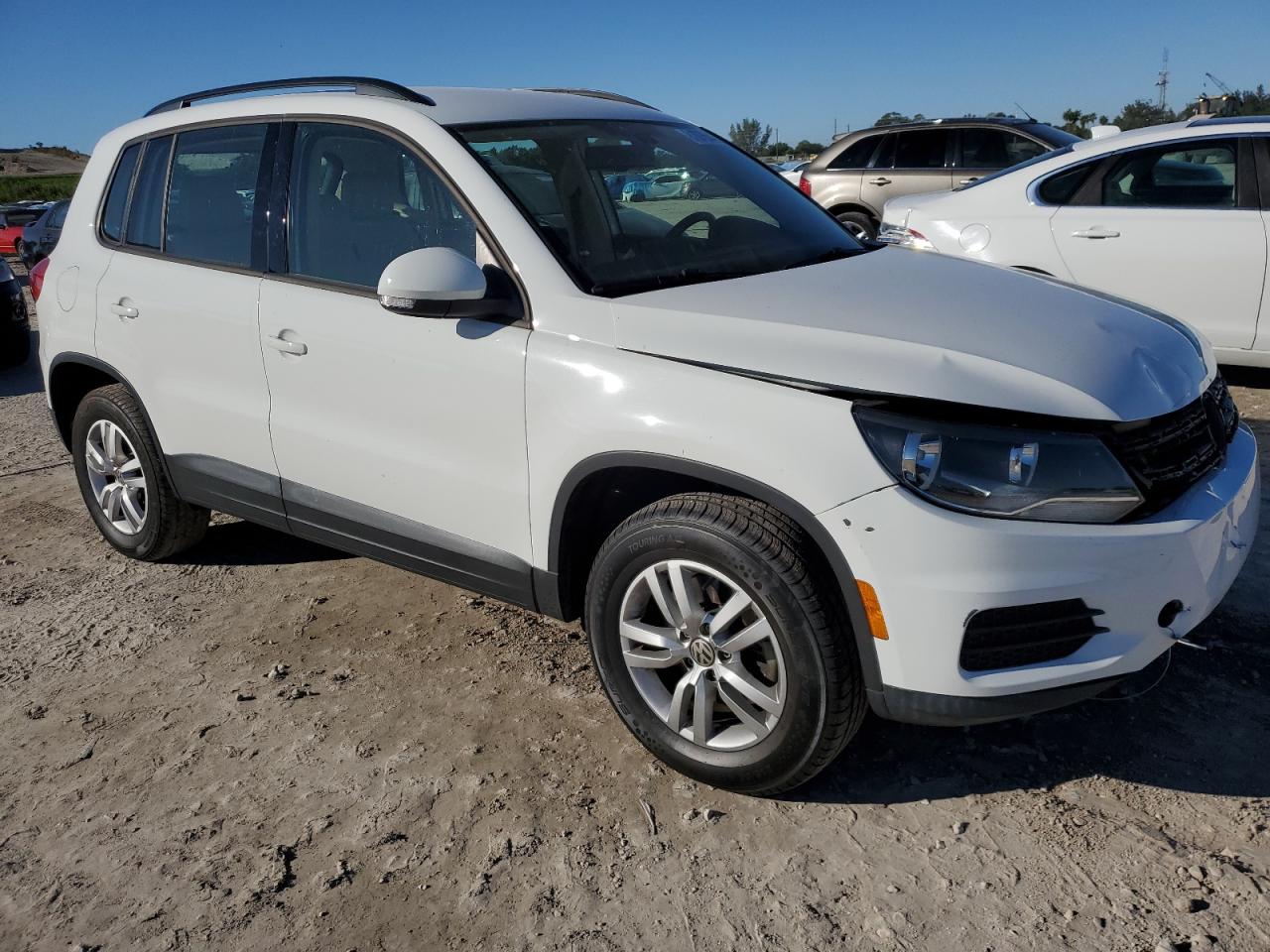 2017 Volkswagen Tiguan VIN WVGAV7AX8HK037738 Copart auction photo, front end / minor dent/scratches damage thumbnail 4