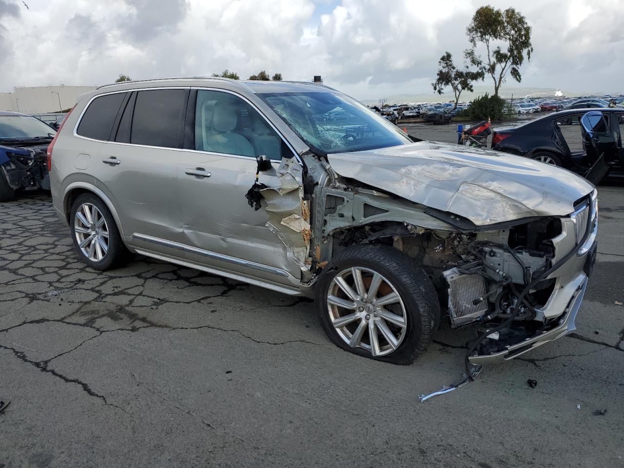 2018 Volvo XC90 VIN YV4BR0PL4J1345040 Copart auction photo, front end / side damage thumbnail 4