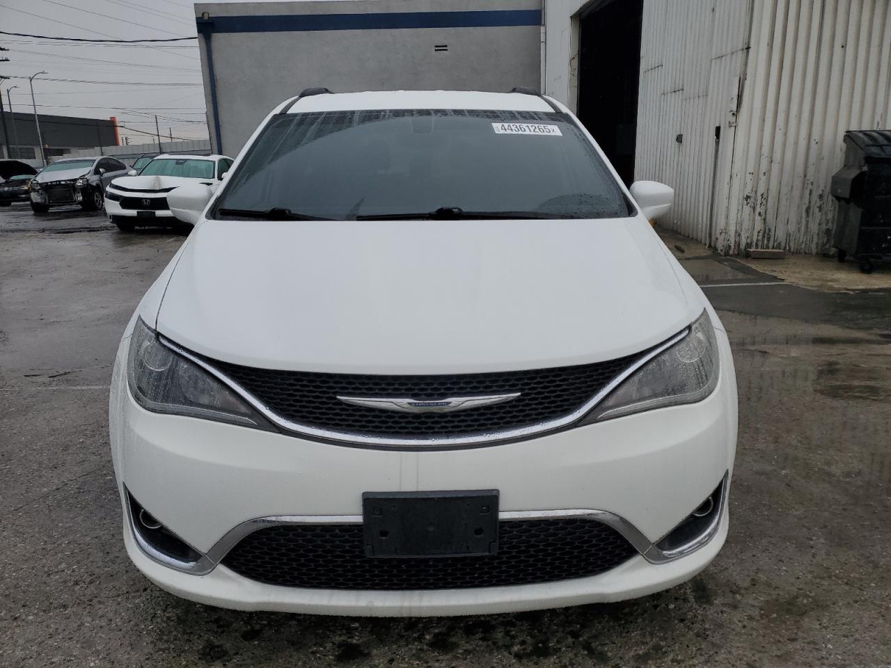 2017 Chrysler Pacifica VIN 2C4RC1BG7HR611370 Copart auction photo, minor dent/scratches damage thumbnail 5
