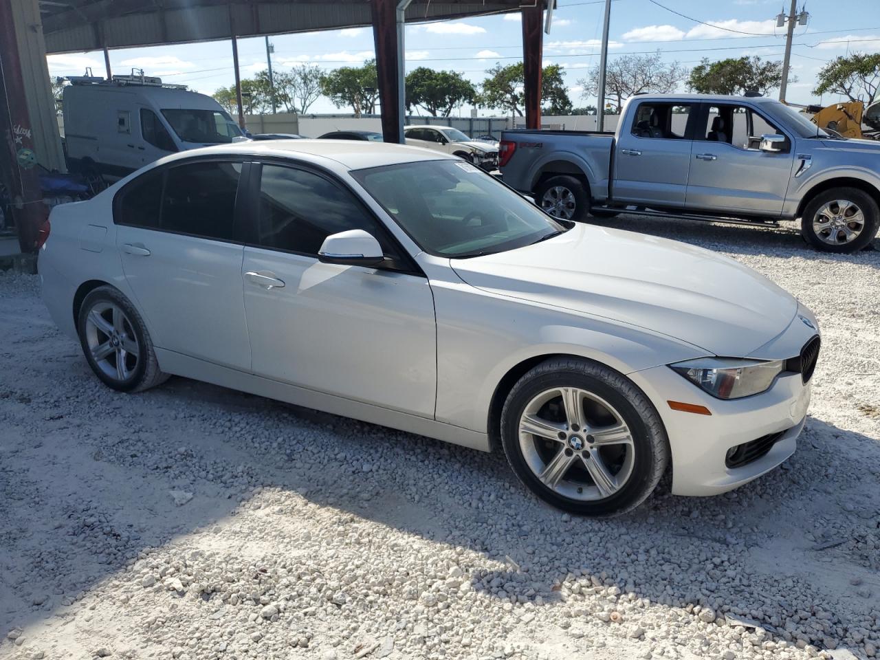 2012 BMW 3er VIN WBA3A5C54CF344993 Copart auction photo, minor dent/scratches damage thumbnail 4