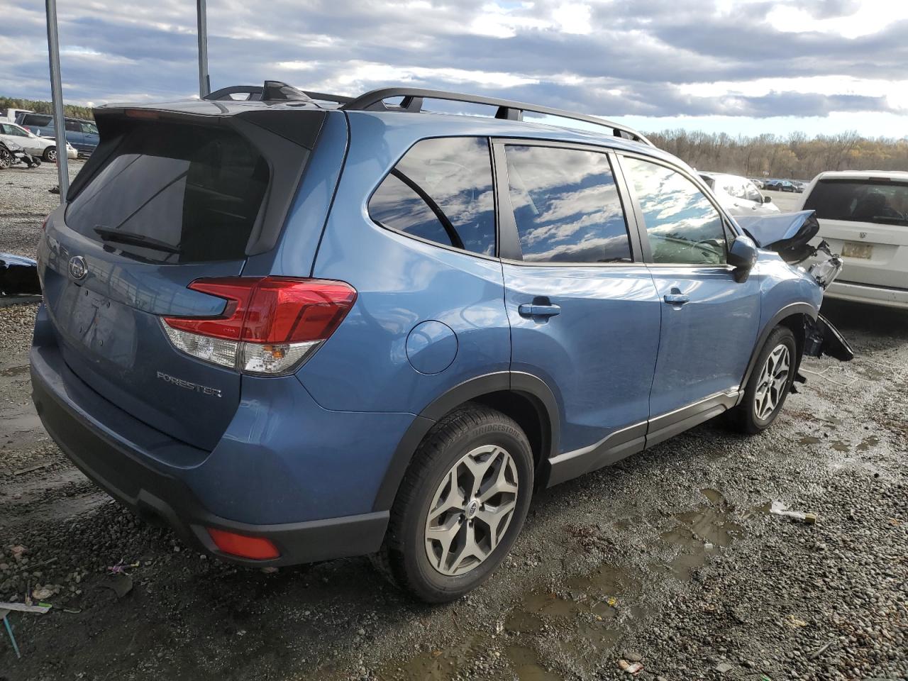 2024 Subaru Forester VIN JF2SKADC7RH479515 Copart auction photo, front end damage thumbnail 3