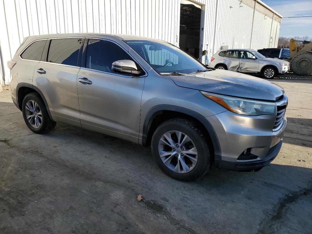 2015 Toyota Highlander VIN 5TDZKRFH4FS039084 Copart auction photo, front end / side damage thumbnail 4