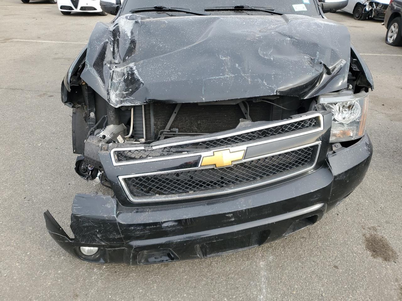 2014 Chevrolet Suburban VIN 1GNSKJE79ER102275 Copart auction photo, front end / minor dent/scratches damage thumbnail 12