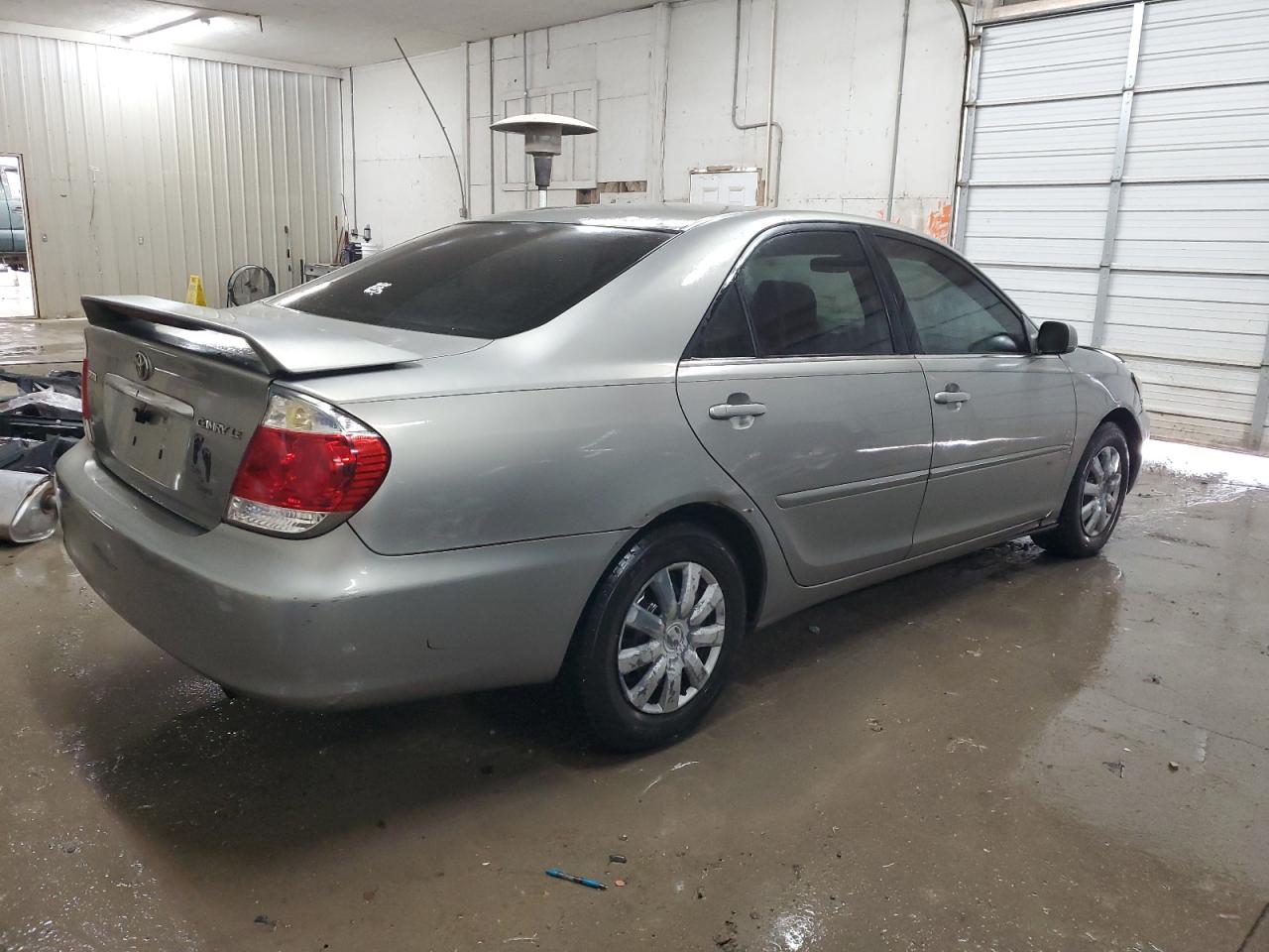 2005 Toyota Camry VIN 4T1BE32K25U975413 Copart auction photo, front end / minor dent/scratches damage thumbnail 3