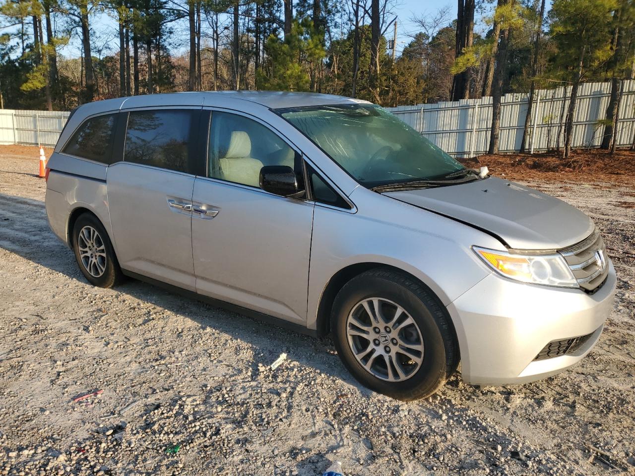 2013 Honda Odyssey VIN 5FNRL5H47DB082027 Copart auction photo, side / front end damage thumbnail 4