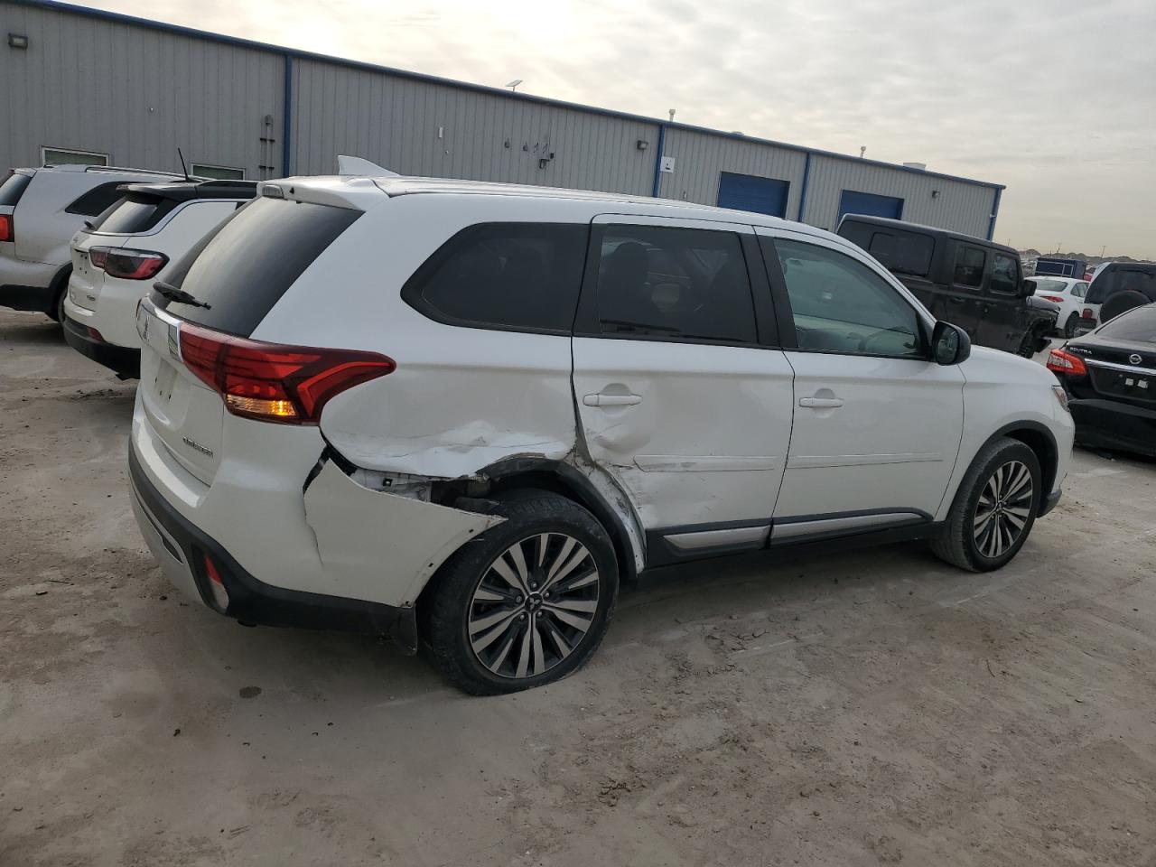2019 Mitsubishi Outlander VIN JA4AD2A33KZ009961 Copart auction photo, side / rear end damage thumbnail 3
