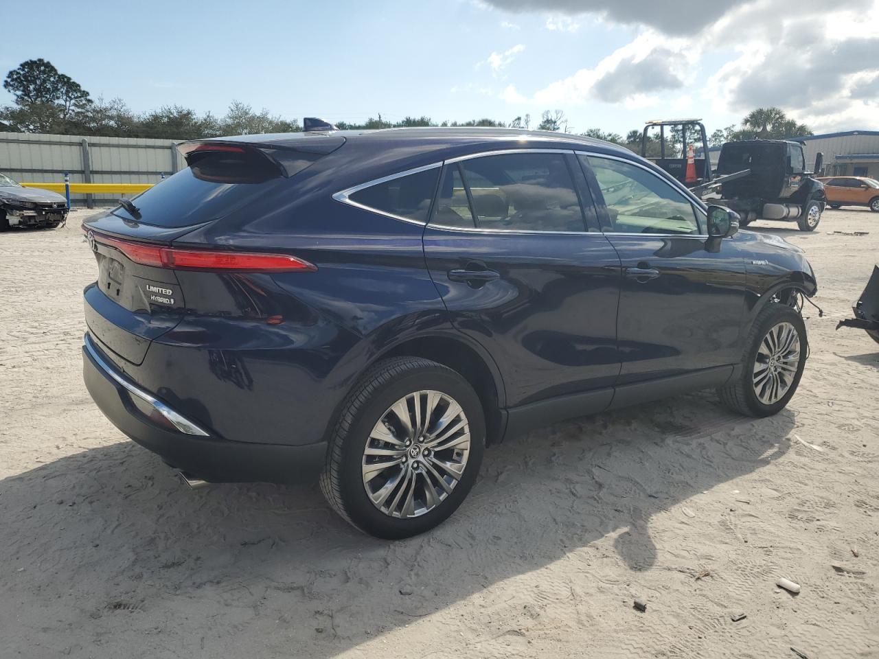 2021 Toyota Venza VIN JTEAAAAH5MJ016394 Copart auction photo, front end / minor dent/scratches damage thumbnail 3