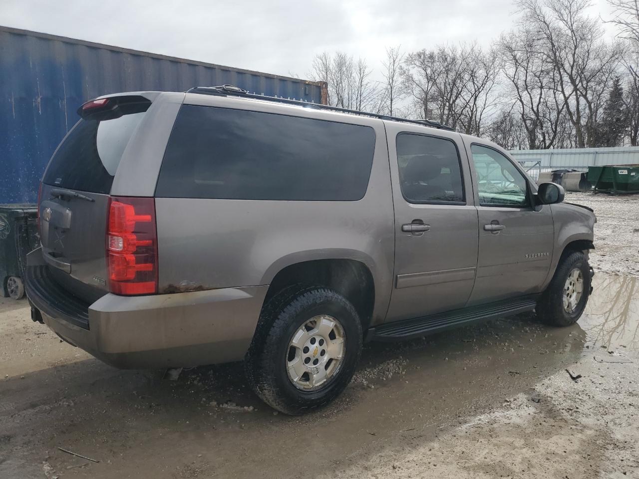 2011 Chevrolet Suburban VIN 1GNSKHE3XBR334532 Copart auction photo, front end damage thumbnail 3