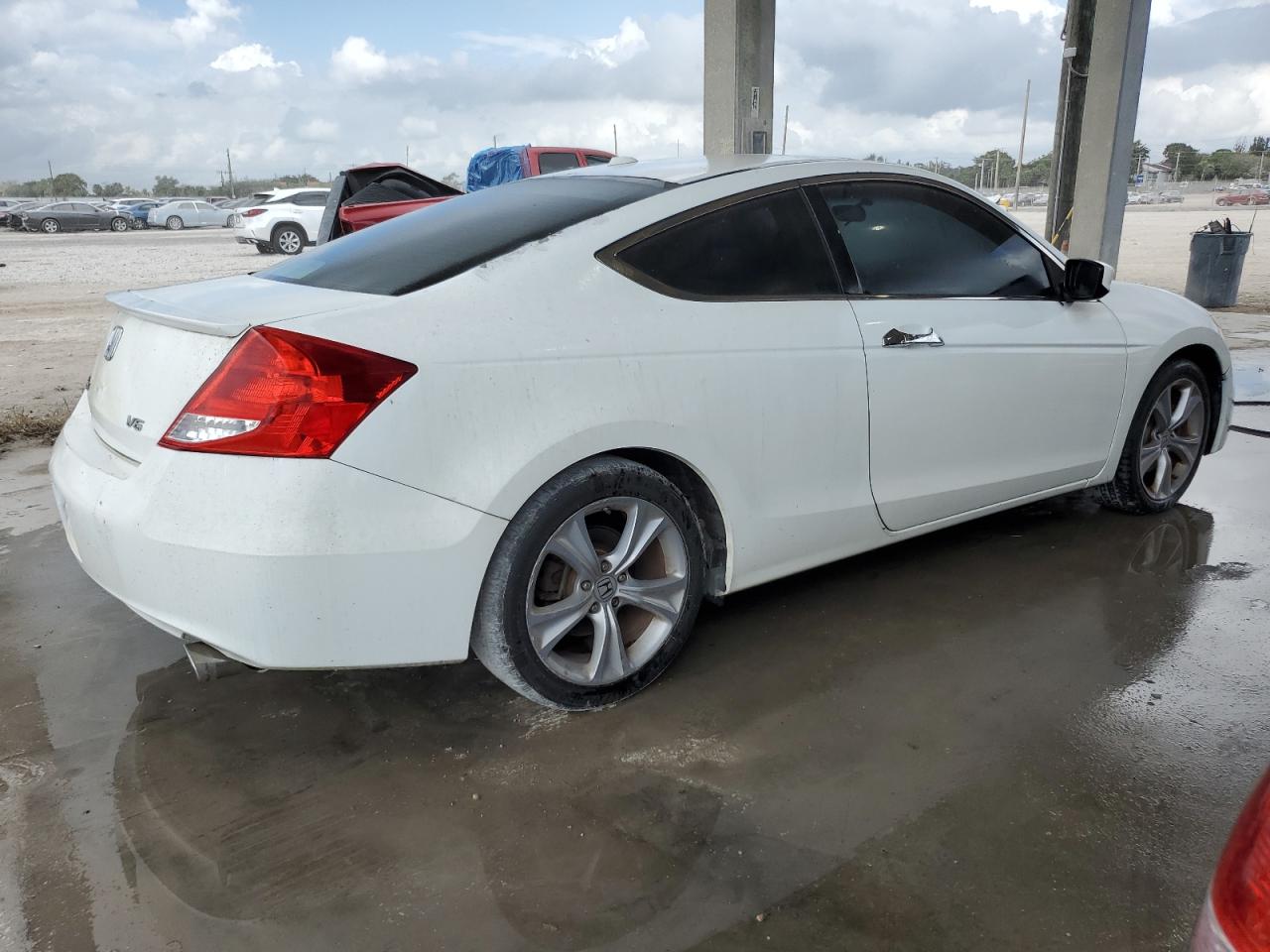 2011 Honda Accord VIN 1HGCS2B81BA005745 Copart auction photo, normal wear / minor dent/scratches damage thumbnail 3
