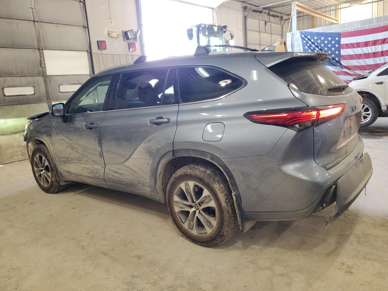 2022 Toyota Highlander VIN 5TDGZRBH8NS246875 Copart auction photo, front end / minor dent/scratches damage thumbnail 2