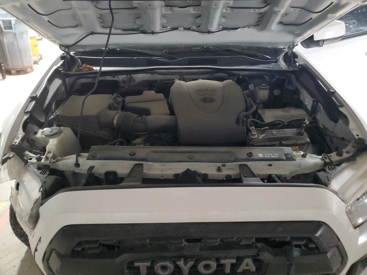 2018 Toyota Tacoma VIN 5TFSZ5AN6JX123073 Copart auction photo, front end / minor dent/scratches damage thumbnail 12