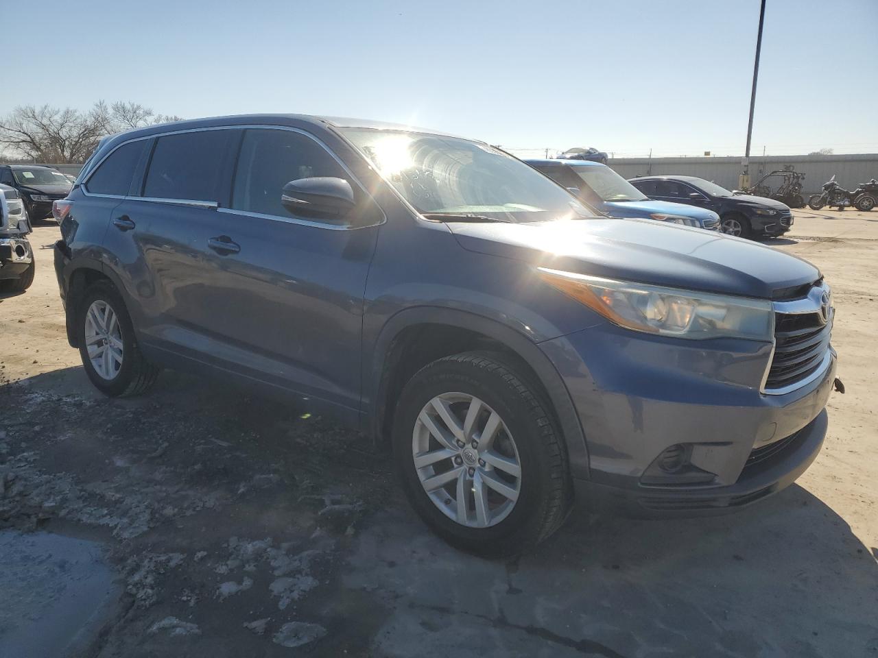 2015 Toyota Highlander VIN 5TDBKRFH0FS138597 Copart auction photo, all over damage thumbnail 4