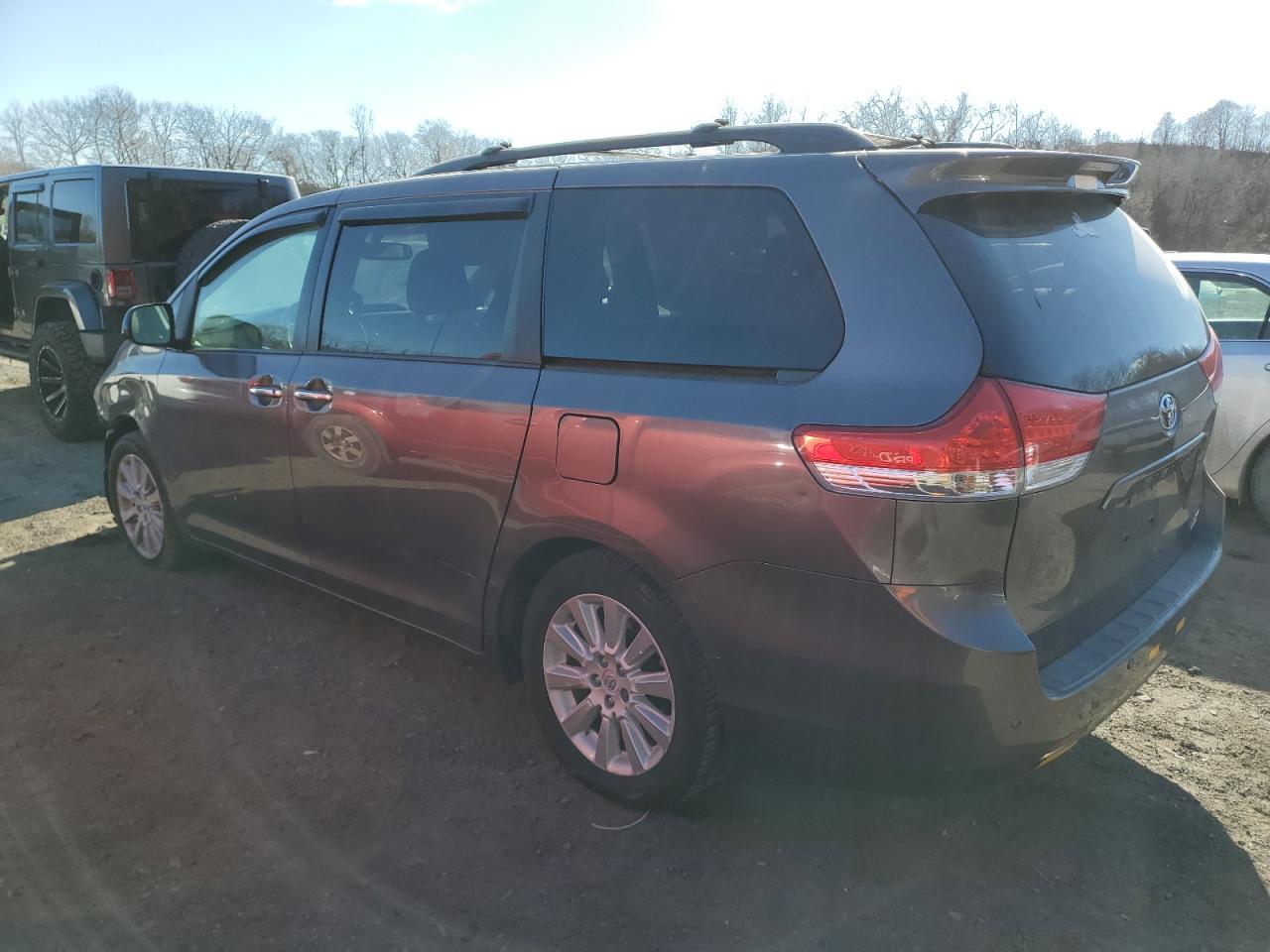 2013 Toyota Sienna VIN 5TDDK3DC3DS049200 Copart auction photo, front end / minor dent/scratches damage thumbnail 2