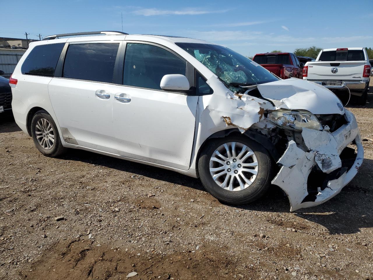 2013 Toyota Sienna VIN 5TDYK3DC5DS383083 Copart auction photo, front end / minor dent/scratches damage thumbnail 4
