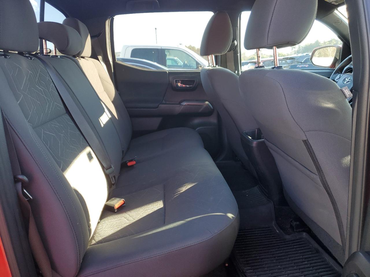 2018 Toyota Tacoma VIN 3TMCZ5AN1JM139952 Copart auction photo, front end / minor dent/scratches damage thumbnail 10