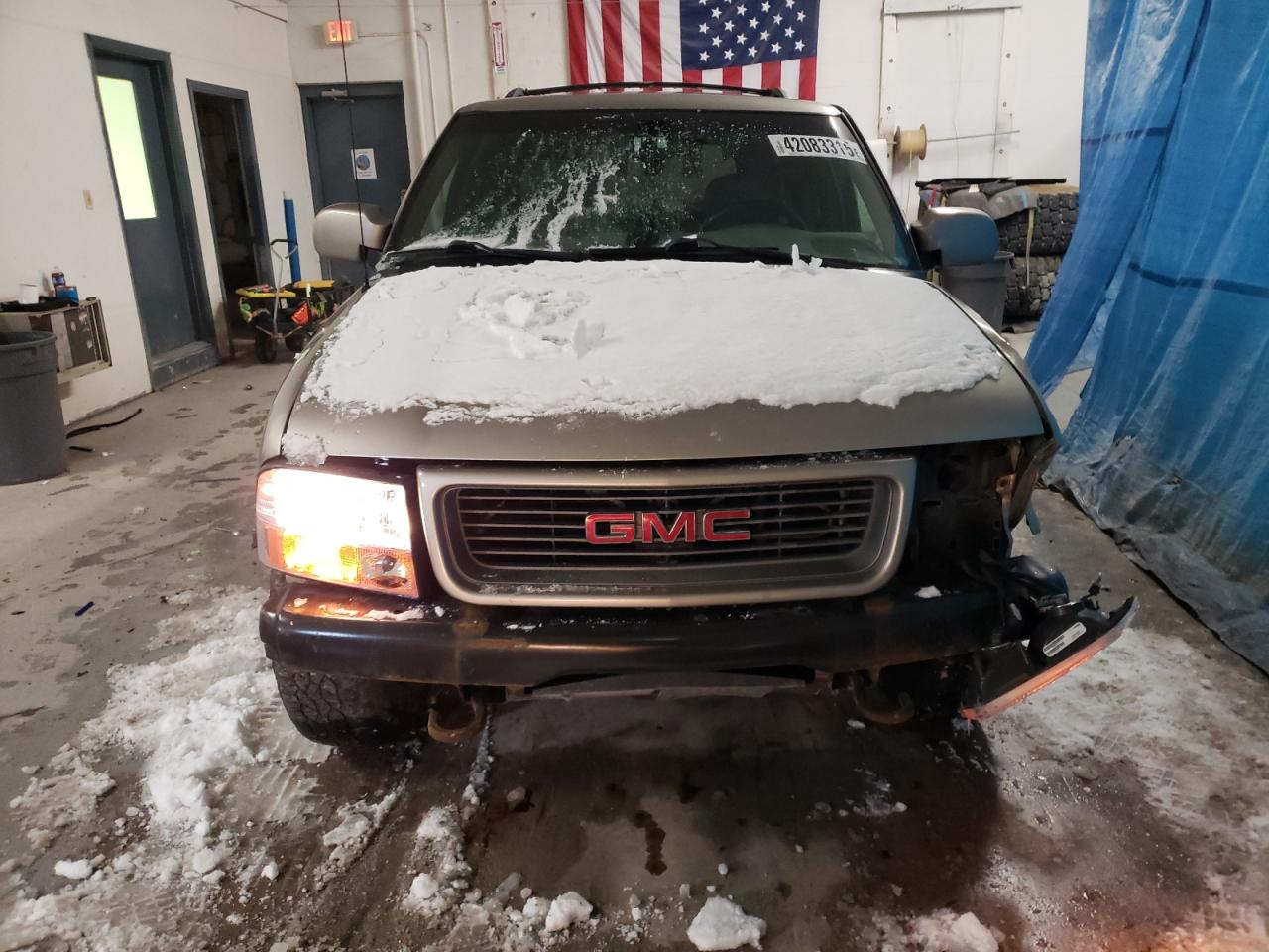 2000 GMC Jimmy VIN 1GKDT13W1Y2332452 Copart auction photo, front end / side damage thumbnail 5