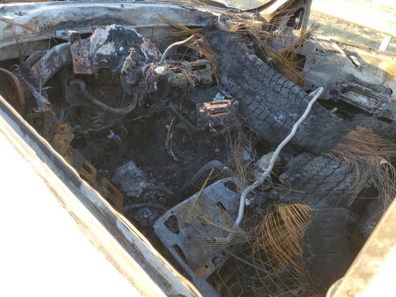 2011 GMC Sierra VIN 1GT121C80BF188282 Copart auction photo, burn damage thumbnail 8