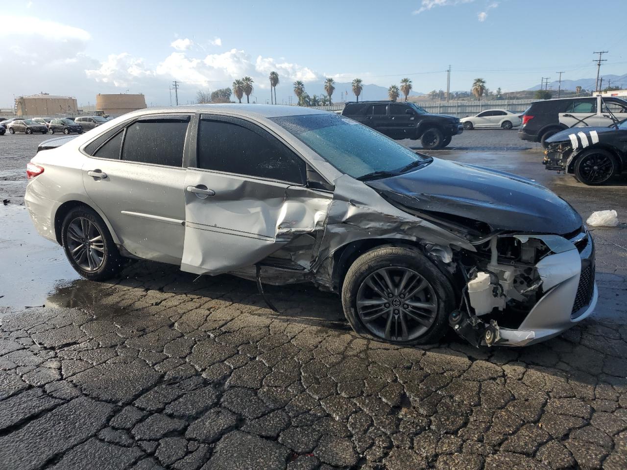2015 Toyota Camry VIN 4T1BF1FKXFU981716 Copart auction photo, side / front end damage thumbnail 4