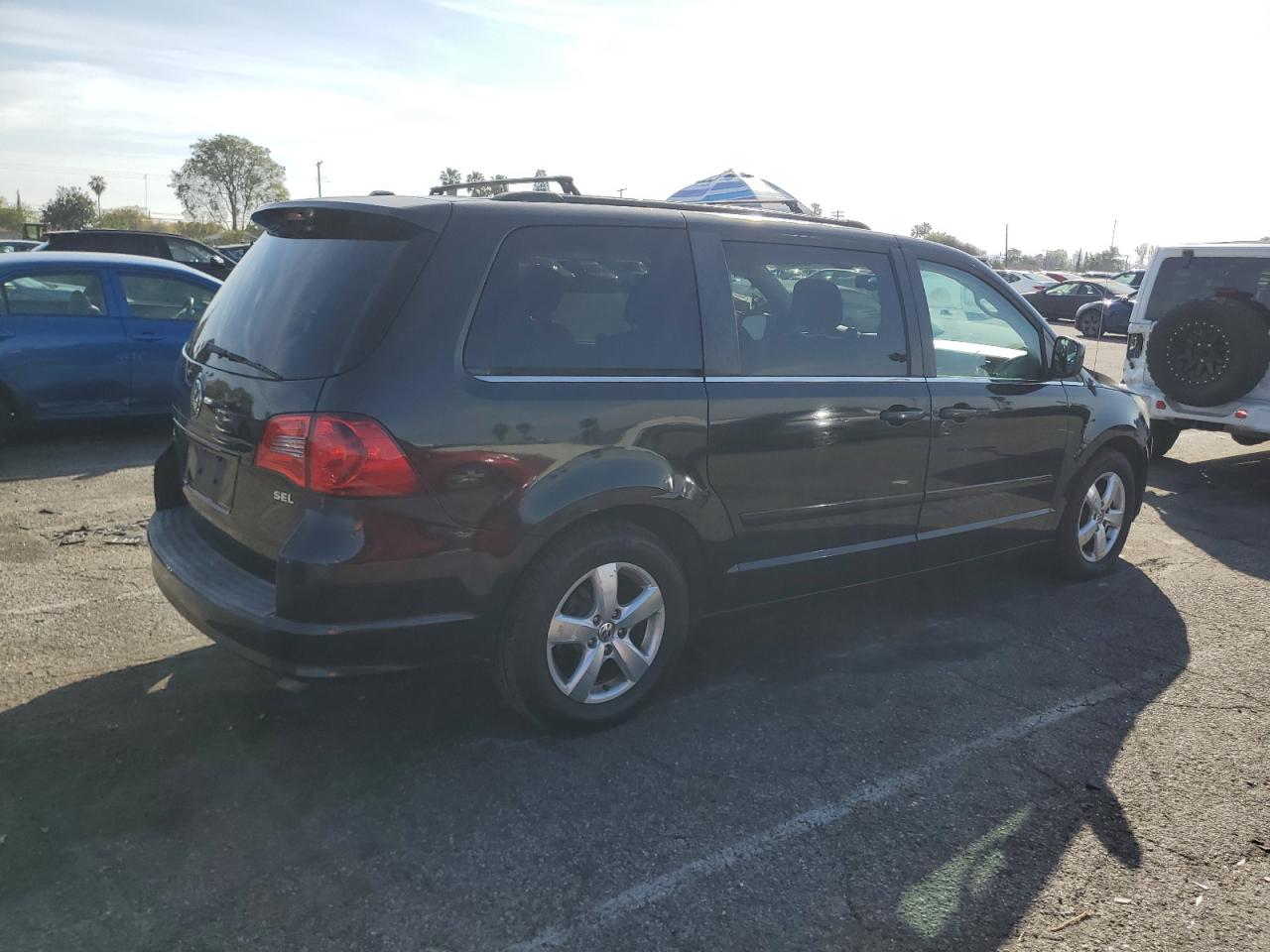 2011 Volkswagen Routan VIN 2V4RW5DG0BR669510 Copart auction photo, front end / minor dent/scratches damage thumbnail 3