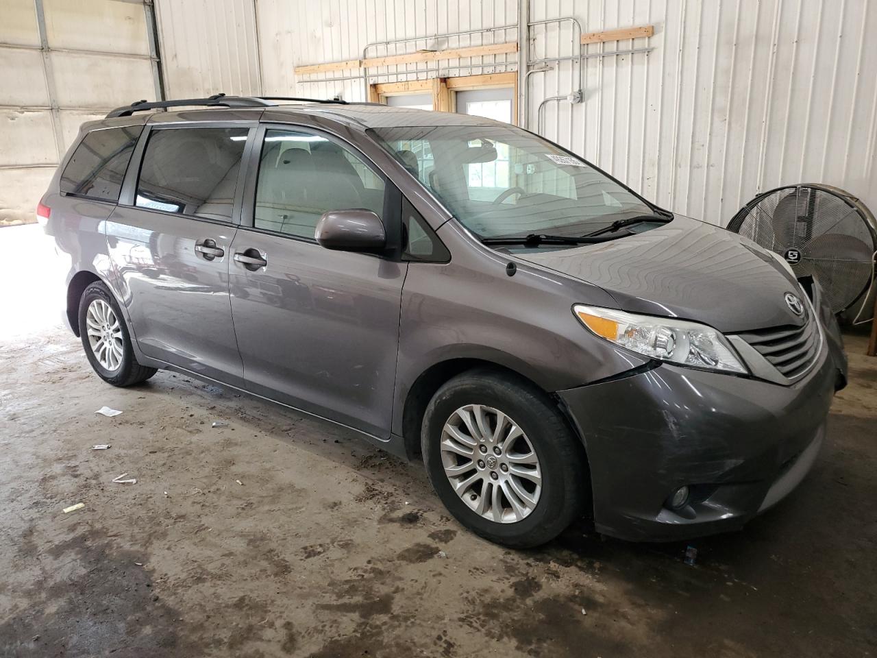 2013 Toyota Sienna VIN 5TDYK3DC8DS384440 Copart auction photo, front end / rear end damage thumbnail 4