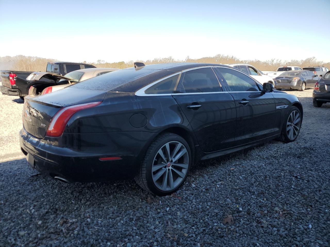 2016 Jaguar XJ VIN SAJWA1C71G8W01582 Copart auction photo, front end / minor dent/scratches damage thumbnail 3