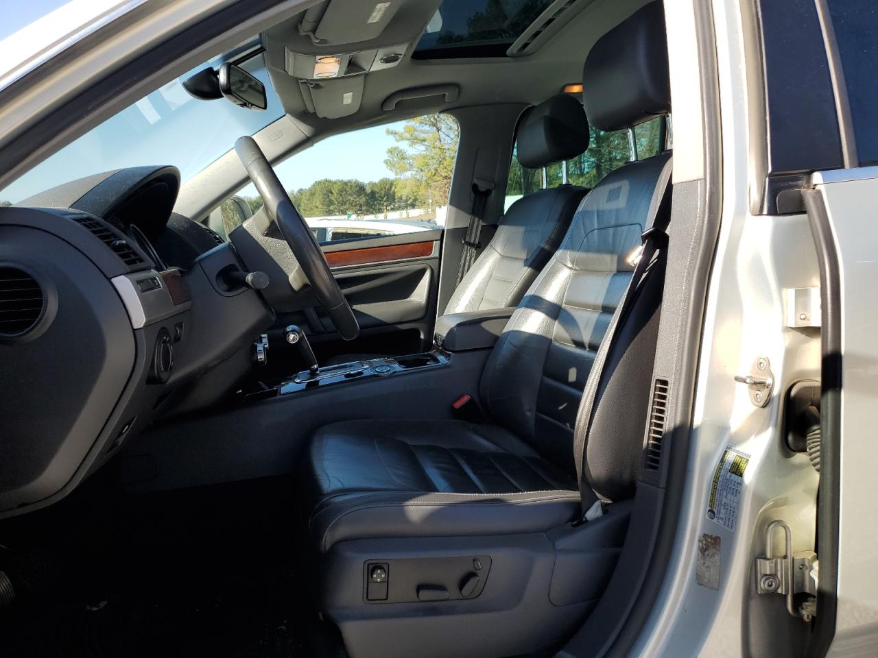2008 Volkswagen Touareg VIN WVGBE77L28D065600 Copart auction photo, front end / minor dent/scratches damage thumbnail 7
